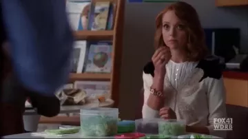Le gilet Anthropologie porté par Emma Pillsbury (Jayma Mays) dans la série Glee (Saison 2 Épisode 2)
