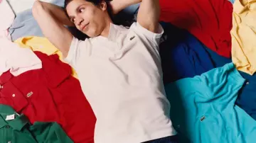 Le polo beige Lacoste de Moha La Squale dans son clip Ma belle