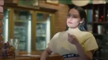Jaune Cropped Tee porté par Nikki Bella dans le Total des Beaux-Saison 5 Épisode 2