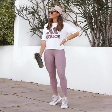 Tights in Pur­ple of Kristaperez on the Instagram account @kristaperez