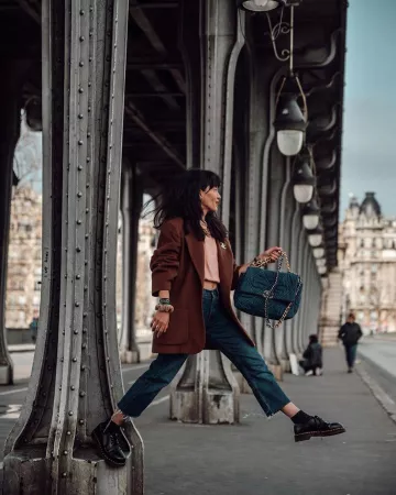 El bolso azul de Chanel que lleva Leeloo en su cuenta de Instagram @dressingleeloo