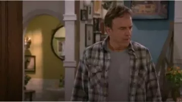 Carhartt Rugged Flex Bozeman Camisa usada por Don Burns (Kevin Nealon) en Man with a Plan Temporada 4 Episodio 3