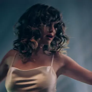 La robe fleur du mal portée par Selena Gomez sur son compte Instagram @selenagomez 