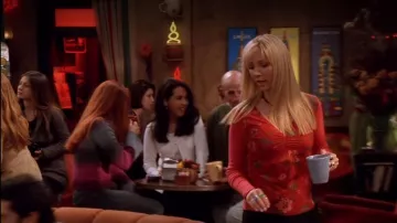 90 côtelée rouge porté par Phoebe Buffay (Lisa Kudrow) dans Friends (Saison 9, Épisode 5)