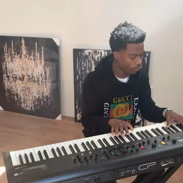 Le sweatshirt à capuche Gucci porté par Roddy Ricch sur son compte Instagram @roddyricch 