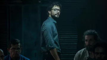 La camisa azul oscuro de El Profesor (Álvaro Morte) en La casa de papel Parte 4 Episodio 5