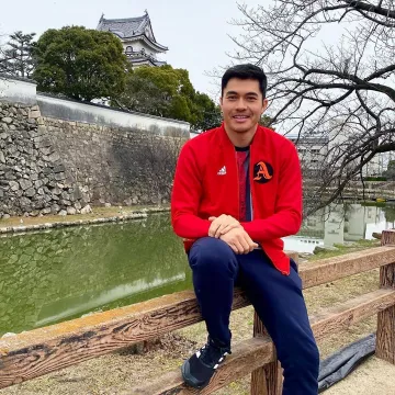 Adidas tee rayé porté par Henry Golding sur son Instagram account @henrygolding