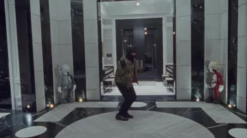 Sneakers Nike Drake in her video clip Toosie Slide