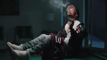 The scarf Givenchy 4G Logo Tory Lanez in his clip Broke In A Minute