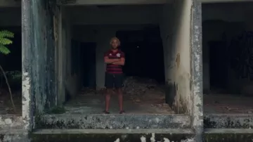 Le short noir de Zola dans son clip 7.65