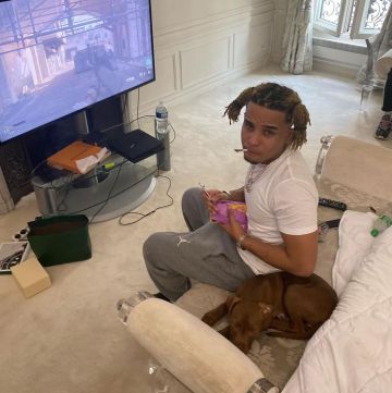 The jogging bottoms grey Nike Jordan worn by Zola on its count Instagram