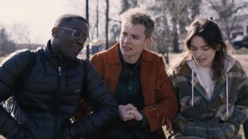 Chaqueta con capucha a cuadros usada por Emma Mackey en el elenco de sex education Pruebe Cafe Du Monde y otros videos de YouTube de U.S. Firsts