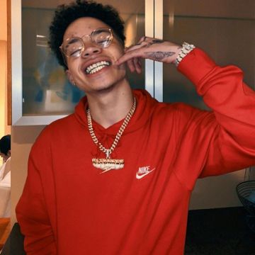 Sweatshirt red hoody Nike worn by Lil Mosey on his account Instagram @lilmosey 