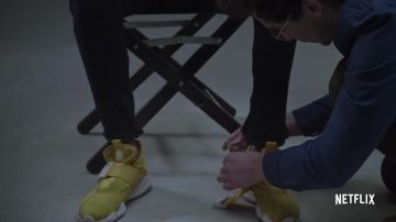 La paire de sneakers jaunes NikeLab Komyuter portées par Fary dans la vidéo Fary rhabille LES SÉRIES NETFLIX | Netflix France