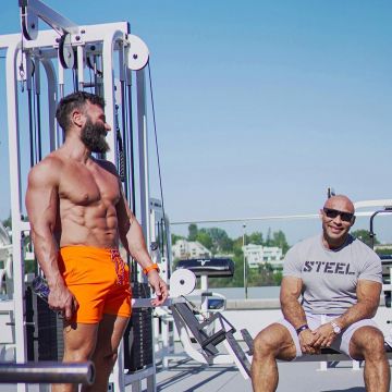 Los pantalones cortos de natación naranjas que lleva Dan Bilzerian en su cuenta de Instagram @danbilzerian