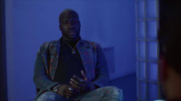 La veste en jean Richard Valentine de Mastar (Moussa Mansaly) dans Validé (S01E02)