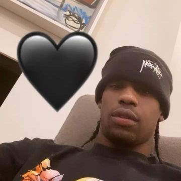 La gorra negra de Stüssy que lució Travis Scott en su cuenta de Instagram