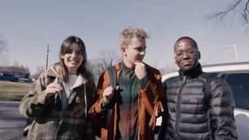 Aviator gold eyeglasses worn by Ncuti Gatwa in Sex Education Cast Try Cafe Du Monde & Other U.S. Firsts | Road Trip by Netflix