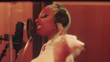 Auriculares AKG utilizados por Megan Thee Stallion en su Captain Hook [Video Musical Oficial]