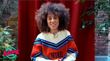 La sudadera Nike W NSW NSP Crew usada por Sarah Harouri en el video Sapé Comme SCH: Análisis del estilo del sinvergüenza