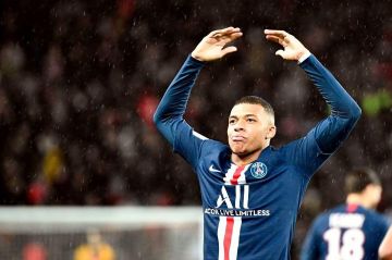 The Nike Jordan of the PSG carried by Kylian Mbappé on his account Instagram @k. mbappe