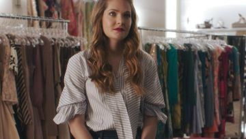 La blusa de Sutton Brady (Meghann Fahy) dans The Bold Type S01E03