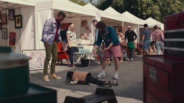 Zapatillas Converse naranja Hi Top usadas por Elz (Taco / Travis Bennett) en DAVE (S01E07)