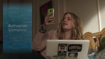 Smartphone Samsung utilizado por Guinevere Beck (Elizabeth Lail) como se ve en YOU S01E02