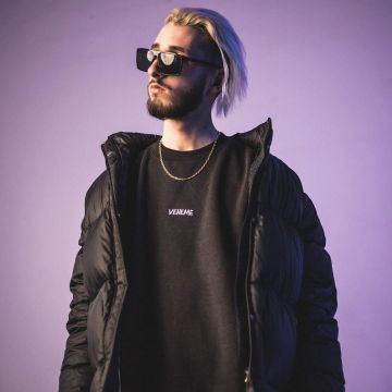 Le crewneck noir Veheme porté par Krak’n sur le compte Instagram de @vehemecity 