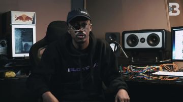 La casquette noire Veheme portée par Junior Alaprod dans la vidéo Hitmakr #12 : Junior Alaprod, producteur tout terrain ! 