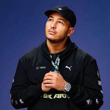 La chaqueta negra Puma x Mercedes Street que lució Hornet La Frappe en su cuenta de Instagram @hornetlafrappe