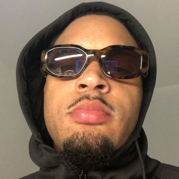 The tracksuit Veheme worn by Shabz Beatz on his account Instagram @shabzbeatz 