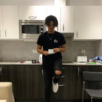 The t-shirt Paranoia Veheme worn by Global Phunka on his account Instagram @globalphunka 