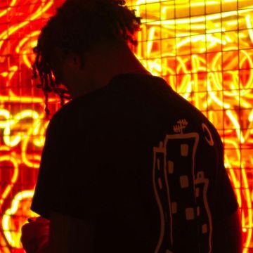 The black t-shirt Veheme worn by Global Phunka on his account Instagram @globalphunka 