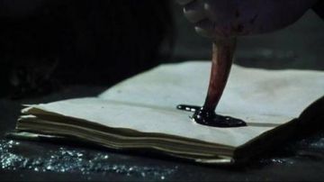 The Fang of the Basilisk, and the Book of Jedusor of Harry Potter (Daniel Radcliffe) in Harry Potter and the Chamber of secrets