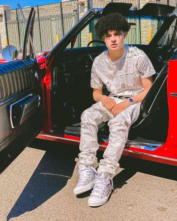 The pair of sneakers Dior pattern "newspaper" carried by Bankrol Hayden on his account Instagram @bankrolhayden