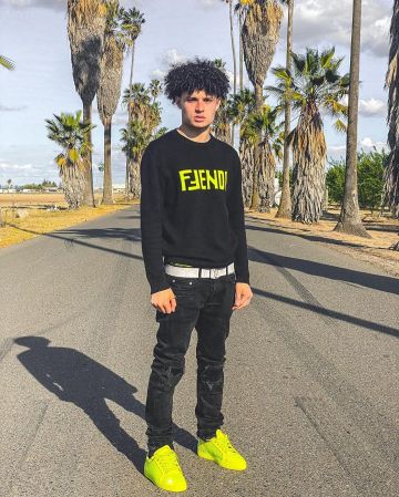 Le pull noir à logo jaune fluo Fendi porté par Bankrol Hayden sur son compte Instagram @bankrolhayden