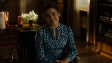 Vestido de leopardo azul usado por Maggie Vera (Sarah Jeffery) en Charmed Temporada 2 Episodio 17