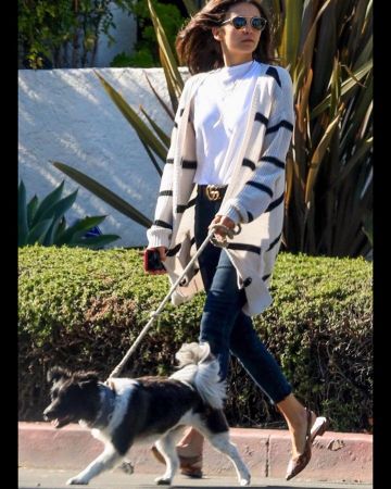 Dimanche, quelque part Romeo Lunettes de soleil portées par Nina Dobrev, Los Angeles, le 11 avril 2020
