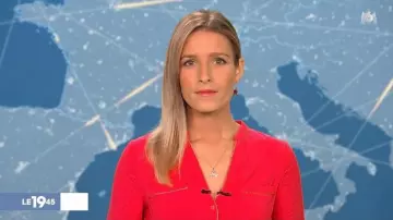 The red shirt with long sleeves and patch pockets to Florence Trainar in The 19:45