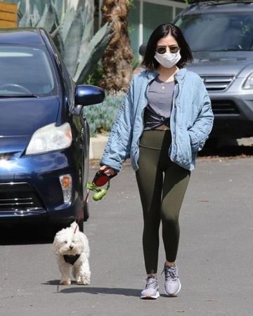 Free People Dolman Medium Wash Chaqueta de mezclilla acolchada usada por Lucy Hale paseando a su perro 13 de abril de 2020