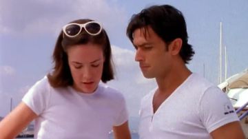 Les lunettes de soleil blanches portées par Laure (Bénédicte Delmas) dans Sous le soleil (S01E02)