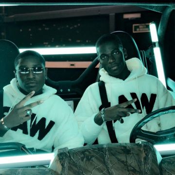 The sweatshirt hoody 'SAW' by Brentiny Bets on the account Instagram of @ids_cristalean