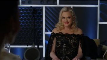 Top de encaje negro usado por Alexis Carrington (Elaine Hendrix) en Dynasty Temporada 3 Episodio 17