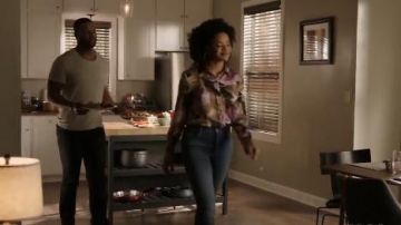 Blusa de seda estampada usada por Vanessa Deveraux (Jade Payton) en Dynasty Temporada 3 Episodio 17