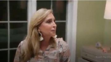 Vestido floral de cintura con volantes usado por Sonja Morgan en The Real Housewives of New York City Temporada 12 Episodio 2