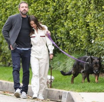 Mono con el logotipo de Gucci usado por Ana de Armas Pacific Palisades 12 de abril de 2020