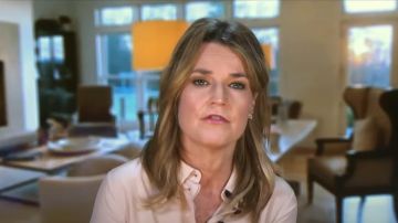 Chloé Festonné Blouse en Soie porté par Savannah Guthrie aujourd'Hui 14 avril 2020