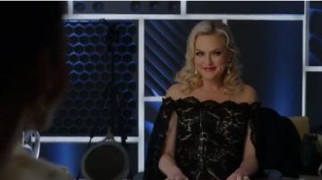 Perle de l'Arc boucle d'Oreille portées par Alexis Carrington (Elaine Hendrix) dans la Dynastie Saison 3 Épisode 17