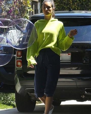 RTA Marvin Distressed Hoodie usado por Alessandra Ambrosio Santa Monica 11 de abril de 2020